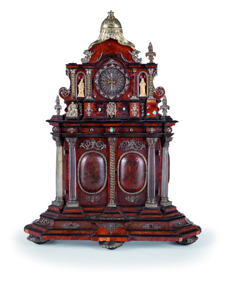 428  VINCENTI GRANDE E RARO OROLOGIO DA APPOGGIO IN TARTARUGA, CRISTALLO DI ROCCA, ARGENTO, TURCHESI, PIETRE raffigurante il fronte di una chiesa di gusto coloniale, sormontato da simboli ecclesiastici e probabilmente presentato in dono ad un'alta personalita' del mondo cattolico. Quadrante argento in filigrana e traforo, in 12 in numeri romani. Lancette ad alabarda. Movimento ... Stima € 1.800 - 3.600