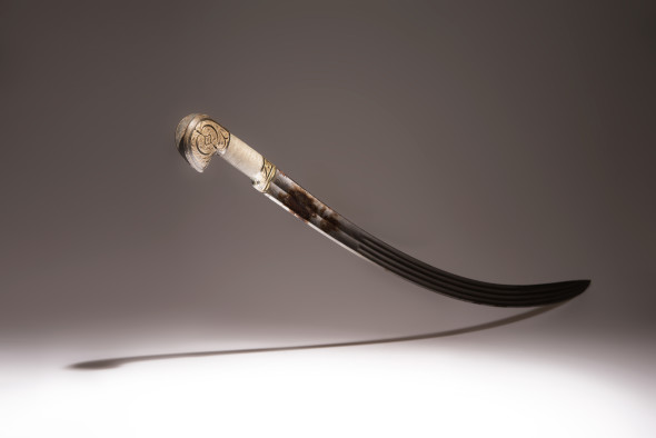 [Nikolaj Nikolaevich Romanov (1856-1929)] Shashka con fodero. Caucaso. Lama probabilmente polacca, 1850-1870 ca. Acciaio, legno, bronzo dorato, argento dorato, niello, smalto, pelle e tessuto L’arma: 965 mm. (810×32); 790 g. Il fodero: 910 mm.; 530 g. Elementi distintivi Etichetta appesa al fodero e recante da un lato la scritta “Подарокь кн. Шервашидзе”, (regalo del principe Shervashidze); dall’altro lato monogramma imperiale in caratteri cirillici del Gran Duca Nikolaj Nikolaevich, sotto corona Romanov. Provenienza Georgii Dmitrievich Shervashidze (1847-1918); Nikolaj Nikolaevič Romanov (1856-1929); Pëtr Nikolaevič Romanov (1864-1931) Roman Petrovič Romanov (1896-1978); Nikolaj Romanovič Romanov (1922-2014); Eredi Romanov Bibliografia NICOLA II, IMPERATORE DI RUSSIA, The Nicky-Sunny letters: correspondence of the Tsar and Tsaritsa, 1914-1917, Hattiesburg (MS), 1970, p. 71. FUHRMANN JOSEPH T., (a cura di), The Complete Wartime Correspondence of Tsar Nicholas II and the Empress Alexandra: April 1914-March 1917, Westport (CT), 1999, p. 182 Stima: €70,000 - €120,000 Base d'asta: €140,000