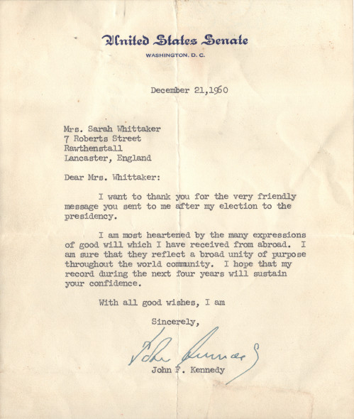 John Fitzgerald Kennedy (1917 – 1963) Lettera di ringraziamento, 21 dicembre 1960 Lettera dattiloscritta su carta. Inchiostro rosso chiaro 1 pagina 155×185 mm. Firma: “John Kennedy” Data dattiloscritta: “December 21, 1960″ Provenienza Sarah Whittaker Estate, Lancaster, UK Stima: €2,000 - €3,000 Base d'asta: €4,000