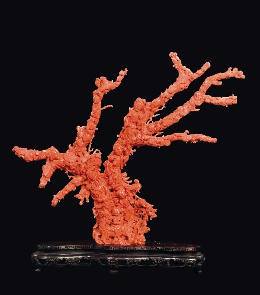 Lotto 42 Grande gruppo scolpito in corallo raffigurante dignitario, Guanyin e fanciulli, Cina, inizio XX secolo  gr 2989, cm 51x51