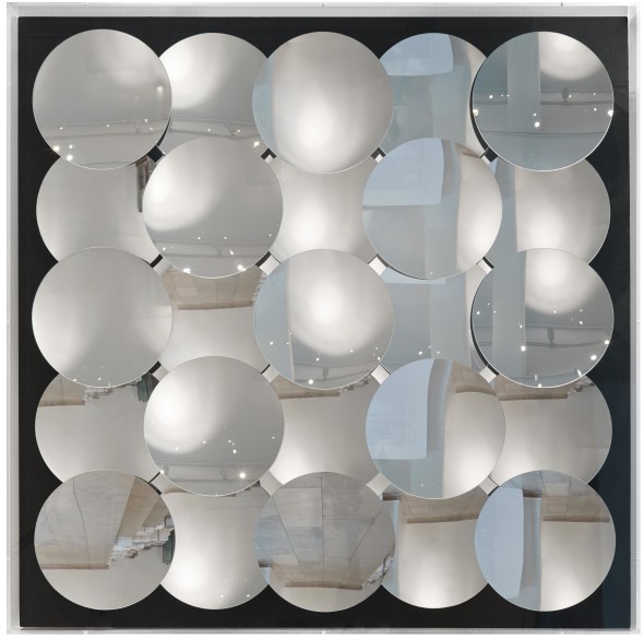 Lot N. 709 Adolf Luther (1912-1990) Specchio cinetico, 1974 specchio su legno dipinto di nero e motoriduttori 104,5 x 104 x 17,5 cm prezzo realizzato € 118.750