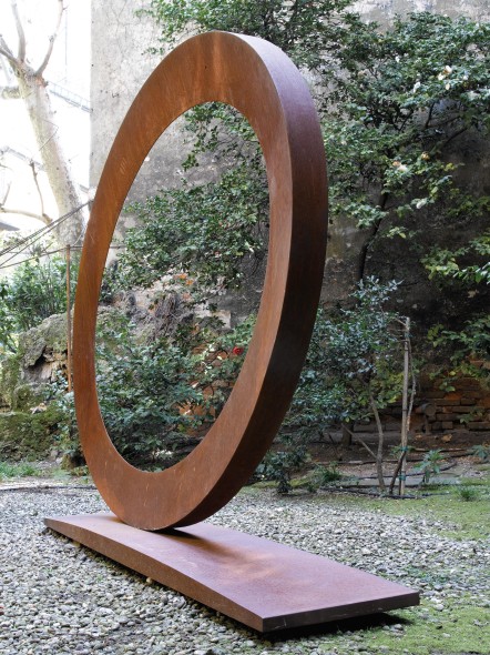 Lot N. 991 Mauro Staccioli (nato 1937) "Ellisse", 2008 195 x 252 x 48 cm prezzo realizzato € 204.300 record mondiale