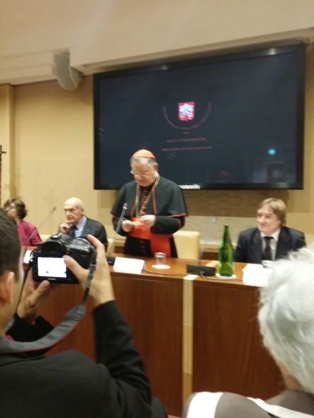 Il Cardinale Giuseppe Bertello alla conferenza stampa per i nuovi allestimenti della Sala degli Indirizzi in Vaticano. Alla sua sinistra  Antonio Paolucci direttore dei Musei Vaticani - ArtsLife
