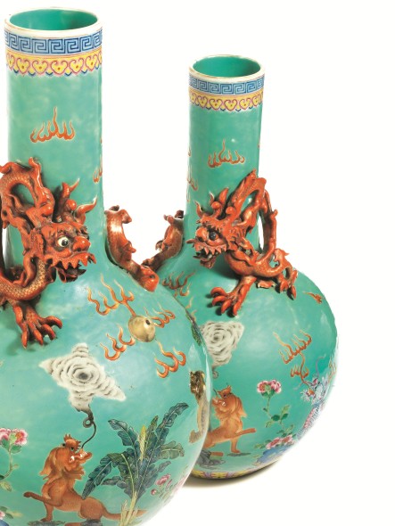 Lotto 93 € 15.000 / 20.000 COPPIA DI VASI A BOTTIGLIA, CINA, PERIODO REPUBBLICA, SEC. XX in porcellana policroma a fondo turchese, decorati con animali fantastici tra piante e alberi fioriti, sul collo di ambedue i vasi decoro a rilievo di drago, recanti sul fondo marchio Jiaqing apocrifo, alt. cm 41 