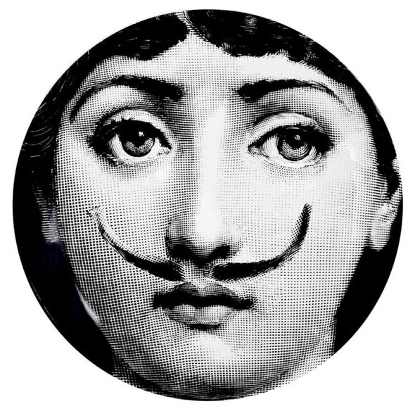 Piero Fornasetti, base della serie "Tema e Variazioni"; In porcellana. Diametro cm 26 © Courtesy Fornasetti