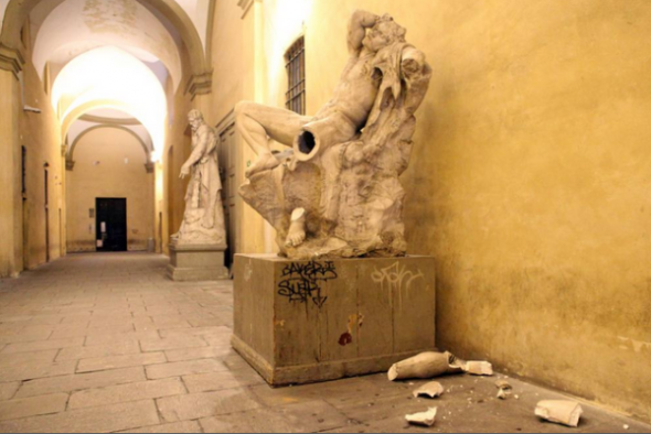 Statua greca danneggiata all'Accademia di Brera a Milano 