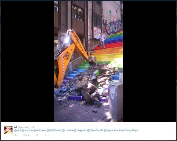 Scale arcobaleno Gezi Park distrutte