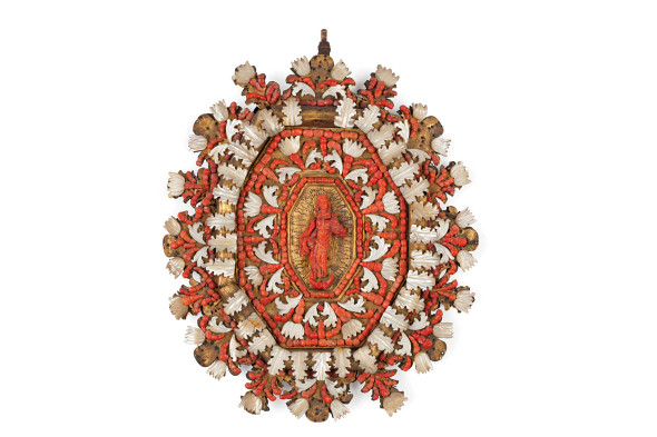 1284. CAPEZZALE IN RAME, CORALLO E MADREPERLA, TRAPANI, XVII SECOLO cornice di forma ottagonale arricchita da puntini e virgole in corallo e foglie in madreperla; al centro è raffigurata l’Immacolata; usure, difetti, alcune mancanze e sostituzioni Alt. cm 23,5, larg. cm 20 Stima € 20.000 - 30.000 Aggiudicazione € 43.400 