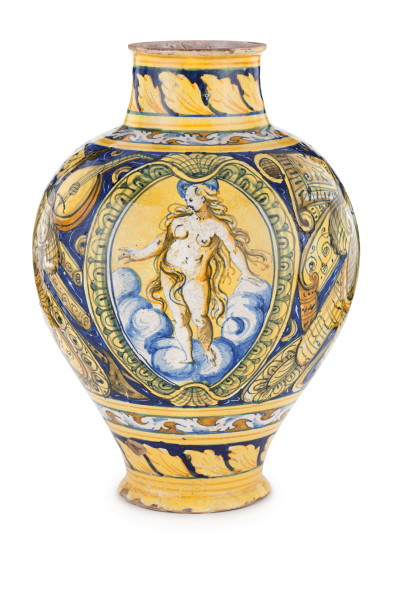 1319. VASO IN MAIOLICA POLICROMA, FORNACE DI SCIACCA, XVI-XVII SECOLO ovoidale e decorato con figura di Maria Maddalena nel medaglione con cornice baccellata su uno fondo "a trofei"; poche mancanze minori e difetti Etichetta cartacea Galleria Bealu, Parigi Alt. cm 35, larg. cm 25 Stima € 3.000 - 4.000  Aggiudicazione € 10.540 