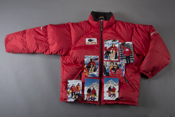 Giacca a vento di colore rosso No Limits indossata durante la preparazione sul Monte Cervino per la spedizione al Polo Nord, 2001. € 100,00/120,00 