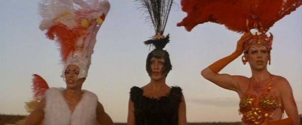 Nella foto una delle sceni finali del film cone Guy Pearce (Adam/Felicia); Terence Stamp (Ralph/Bernadette) e Hugo Weaving (Tick/Mitzi)