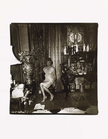 Diane Arbus, Vedova nella stanza da letto, N.Y.C., 1963, Gelatina Vintage, Agfa, 22,8 x 22,6 cm (35,4 x 27,7 cm), € 100.000 – 150.000