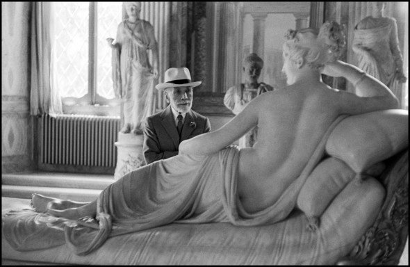 David “Chim” Seymour, Bernard Berenson osserva la statua di Paolina Borghese di Antonio Canova alla Galleria Borghese di Roma. Roma, 1955 © David Seymour / Magnum Photos