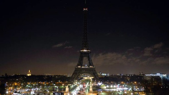 Torre Eiffel spenta per lutto