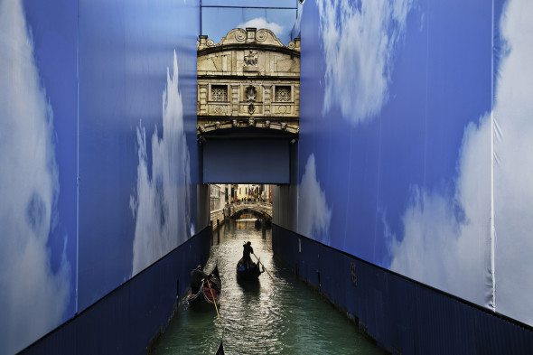 Steve McCurry, Gondole in un canale. Venezia, marzo 2011 © Steve McCurry