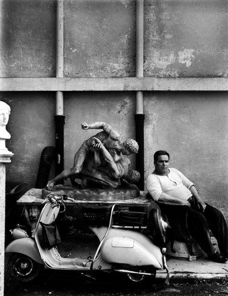 William Klein, Guardiano di Cinecittà. Roma, 1956 © William Klein