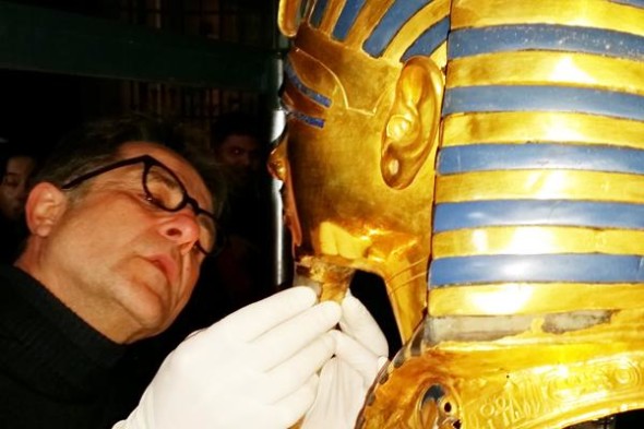 Maschera di Tutankhamon in fase di restauro