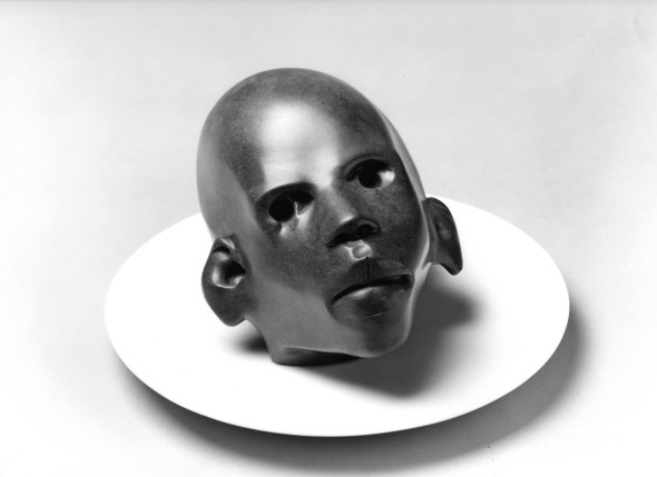 Floriano Bodini, 1963, Testa di ragazzo negro, 15x25x17,5 cm, piatto diam 30,5 cm, marmo di Carrara, ph Aurelio Barbareschi