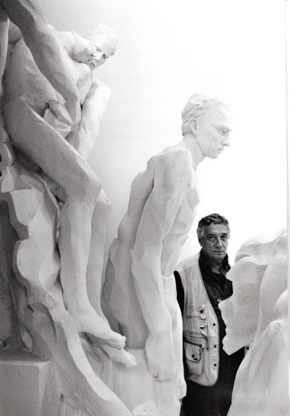 Bodini col gesso del monumento al cavatore al Museo di Gemonio