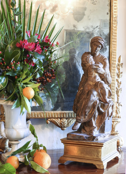 Da Michelangelo Buonarroti Scuola fiorentina della prima metà del XVII secolo Madonna con Bambino gruppo in terracotta, tracce di lumeggiatura in oro, su base in legno intagliato e dorato h cm 51x20x26 Si tratta di una riproduzione in piccola scala della Madonna Medici, scultura che fa parte della decorazione di un altare della Sacrestia Nuova nella Basilica di San Lorenzo a Firenze € 2500/3000 