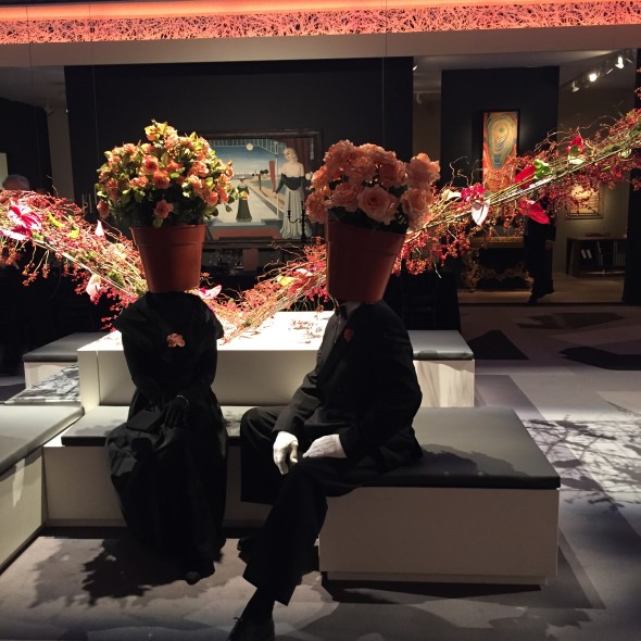 Due performers con testa floreale durante la serata inaugurale