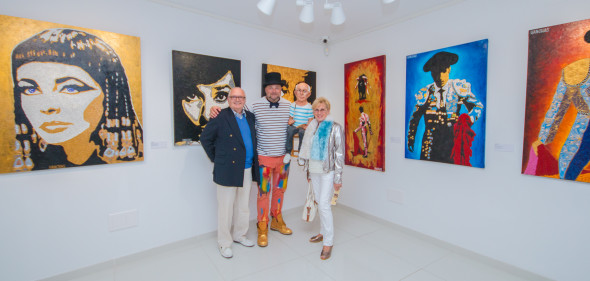 Юл Ханчас и гости выставки его картин.