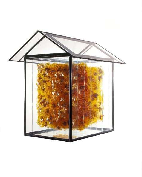 Jessica Carroll, Casa Api (Bees' house), 2010, vetro, rame, pece greca e cera d'api, cm 38x38x30