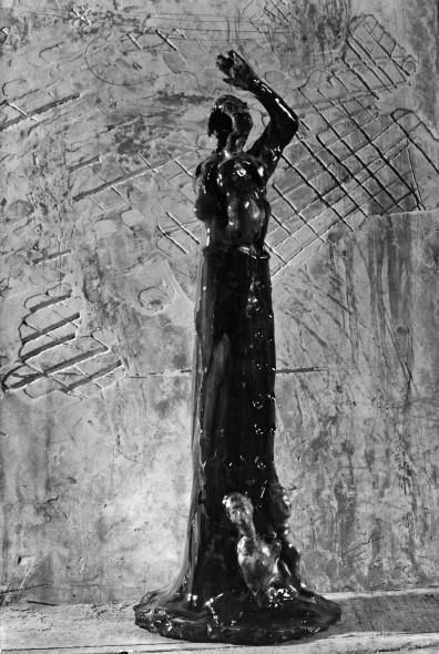 Fausto Melotti, La Follia, 1948 Céramique émaillée 57x19,5x17 cm Publié dans Domus n°230, mai 1948 Credit photo: Domus Archives © Editoriale Domus S.p.A. Rozzano (Italy)