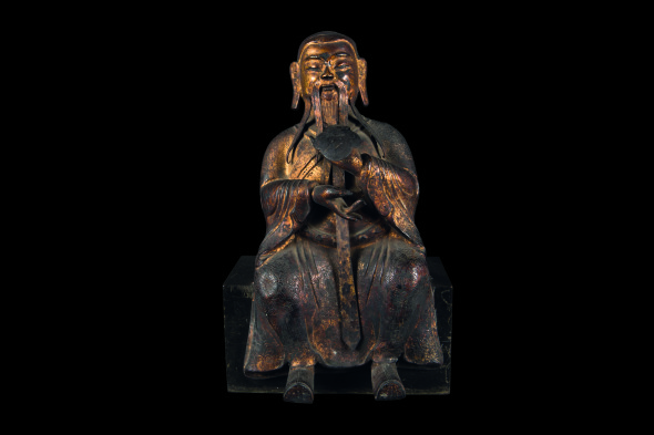 Figura di dignitario  Figura di dignitario seduto con ruyi in bronzo con tracce di doratura, Cina, Dinastia Ming, XVII secolo, h cm 24 Stima 2.500 – 3.000 € 