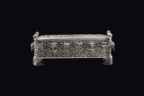 Scatola in argento sbalzato e traforato con motivi floreali e di draghi, Cina, Dinastia Qing, XVIII - XIX secolo 13x33x7,5 cm – 1220 g. An embossed silver and fretworked box with floral motifs and dragons, China, Qing Dynasty, 18th-19th century 银盒，浮雕巨龙和花卉，中国，清朝，十八至十九世纪 银盒，浮雕巨龙和花卉， € 1.700 - 2.000 