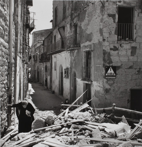 Anziana donna tra le rovine di Agrigento, 17-18 luglio 1943 