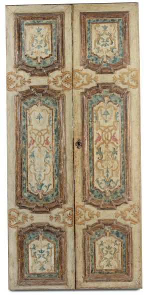 Tre porte a due ante in legno laccato, XVIII secolo fronte pannellato con decori policromi a motivo vegetale e animale, cm 55x257 Stima EURO: € 3.000 - 3.500 Venduto a €: 11.250,00 