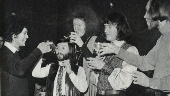 Lucio Battisti brinda con l'Equipe 84, che festeggia il suo settimo compleanno (7 dicembre 1969)