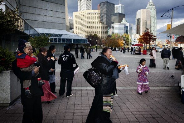 - La luce che filtra dalle finestre incornicia un Rinpoche (lama reincarnato) mentre tiene la Puja (preghiera) mattutina. Sakya Choling Gompa, Darjeeling, India, 2006.