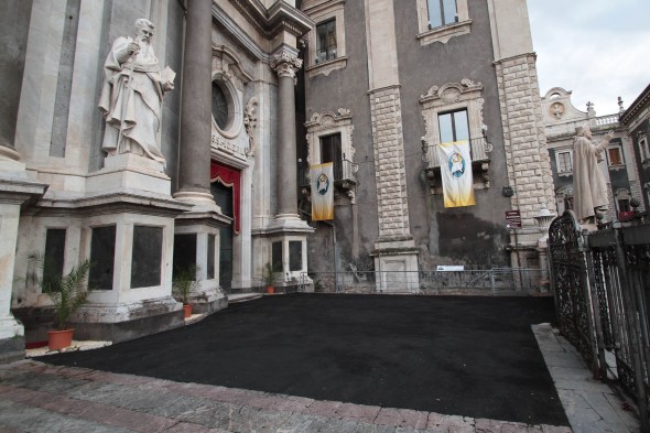 Colata di asfalto davanti alla Cattedrale di Catania