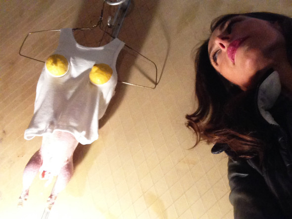 #SELFIEADARTE "Petto di pollo al limone" #SarahLucas #INNAMEMORABILIAMUMBUM @FondazioneNicolaTrussardi #MiArt