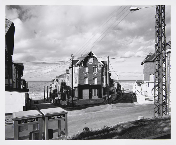 Gabriele Basilico (1944 – 2013) Ault 1985 Stampa ai Sali d’argento con intonazione al selenio Edizione 4/15 Titolata, datata e firmata sul retro AULT 1985 (45N 568) 4/15 Gabriele Basilico Provenienza Sotheby’s Milano, asta del 21/11/2006, lotto 200 Stima d’asta: € 900 – 1.100