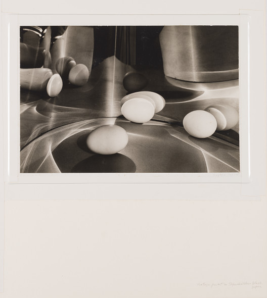 Carlotta Corpron (1901 - 1988) Uova nello spazio 1947 Stampa originale su carta fotografica “velour”, 25 x 35,5 cm Vintage firmata sul fronte Carlotta M Corpron, firmata e titolata sul passepartorut. Opera in cornice Provenienza: Finarte Milano, asta 397, 17 marzo 1982 Stima d’asta: € 3.000 – 4.000