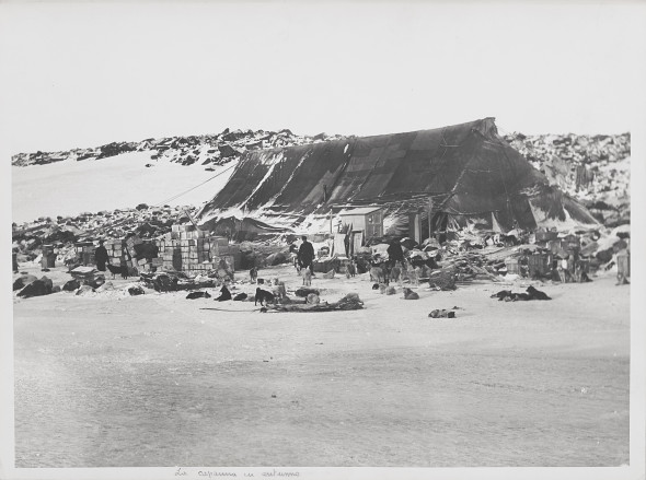 Vittorio Sella (1859 – 1953) La Capanna in autunno nella baia di Teplitz. Spedizione “Stella Polare al Polo Nord” Settembre – Ottobre 1899 Stampa alla gelatina ai sali d’argento stampata nel laboratorio di Vittorio Sella a San Gerolamo da negativo originale PLN 134 di autore sconosciuto 29,5 x 39,5 cm Opera accompagnata da certificato della Fondazione Sella Stima d’asta: € 1.000 – 1.500