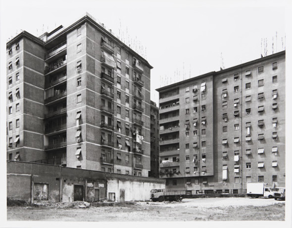 Tomas Struth (1954) Via Guglielmo, Roma 1988 43 x 57,5 cm Stampa alla gelatina al bromuro d’argento Edizione 2/10 Titolata firmata e datata sul retro Via Guglielmo Roma 1988 Thomas Struth 2/10 Print 1988 Provenienza Christie’s Londra, asta del 20/10/2004, lotto 147 Stima d’asta: € 2.000 – 3.000