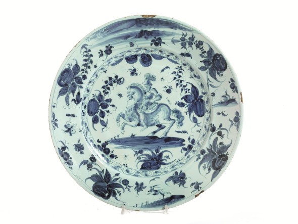 Albissola, Melchiorre Conrado, seconda metà del XVII secolo, Grande Piatto Maiolica decorata “a teppezzeria” h. cm 5,5; diametro cm 38,8; Stima 3.000/4.000 euro