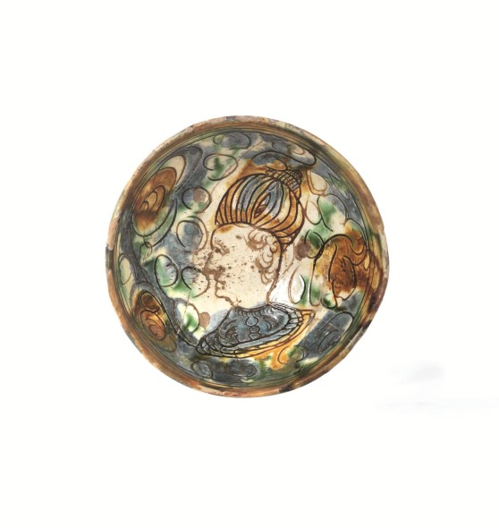 Veneto, inizi XVI secolo, CIOTOLA, Terracotta ingobbiata, invetriate e decorata in policromia, h. cm 5,7; diametro cm 12,3; Stima 400/600 euro