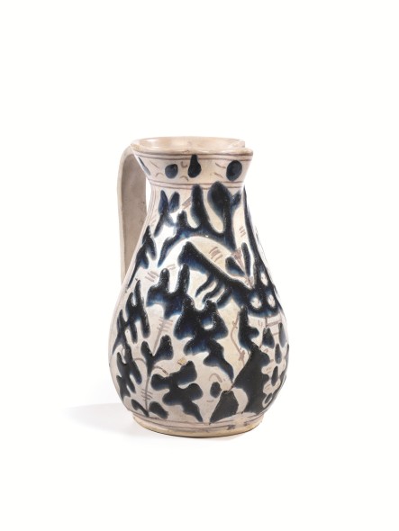 Area fiorentina, Montelupo (?), primo terzo del XV secolo; BOCCALE, Maiolica decorata in policromia a zaffera di blu cobalto con tocchi di bruno di manganese h. cm 23,5; diametro piede cm 11; Stima 5.000/7.000 euro