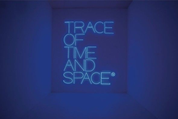 Maurizio Mannucci Trace of time and space, 2006  neon colore blu, cm 246,5x222  Courtesy Galleria Fumagalli, Milano  Foto: Antonio Maniscalco, Milano 