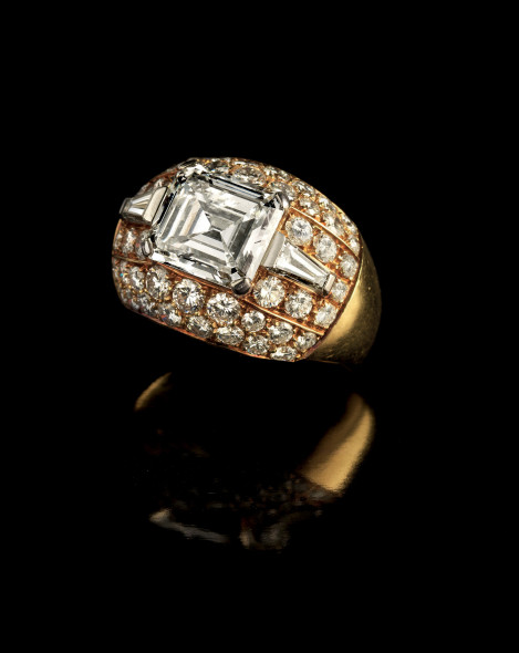 Anello, Oro giallo a fascia decorata in pavè di diamanti e baguette con diamante, Stima 25.000/35.000 euro