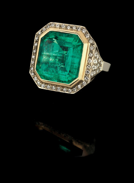 Anello, Oro giallo e brillanti, con smeraldo colombiano, Stima 18.000/30.000 euro