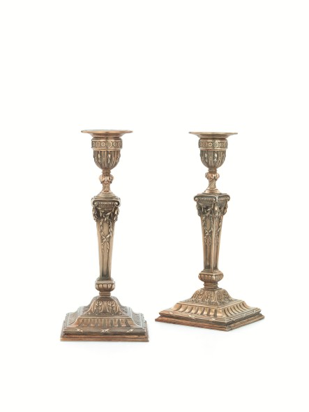 Carl Fabergé, inizio del XX secolo, Coppia di candelieri, Stima 2.500/3.500 euro