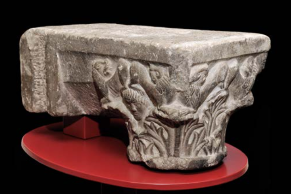 Lombardia Capitello con foglie di acanto, leoni e protomi umane XII secolo Marmo bianco, 22.5 x 22.5 x 46 cm