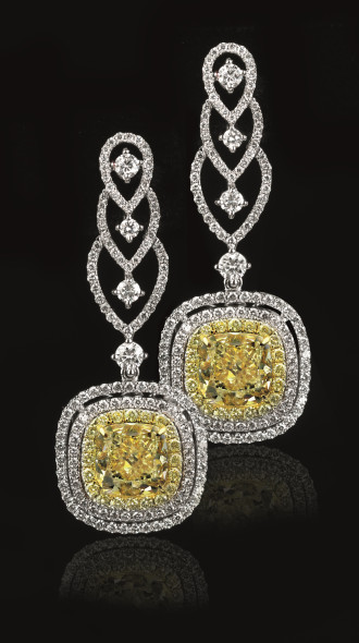 Orecchini, Oro bianco, diamanti incolori e due diamanti fancy light yellow, Stima 35.000/50.000 euro