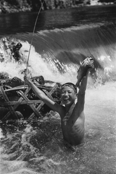 Domon Ken Pesca all’ayu, 1936 Izu, Prefettura di Shizuoka 457 x 560 mm. Ken Domon Museum of Photography